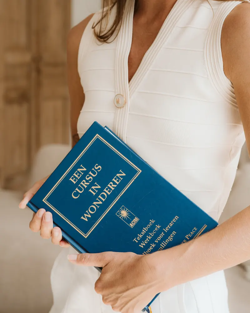 Founder Anna met het boek Een cursus in wonderen