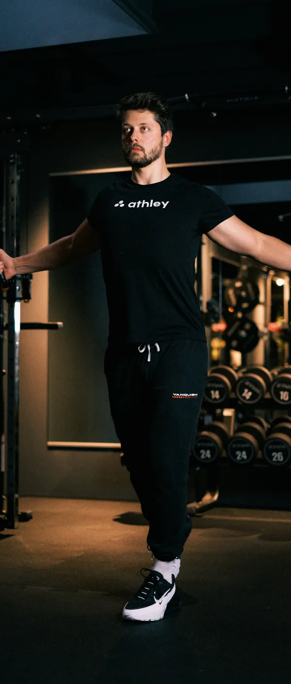 Coach in Athley-shirt in de gym