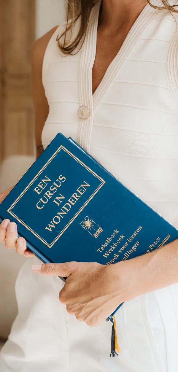 Founder Anna met een boek in de hand